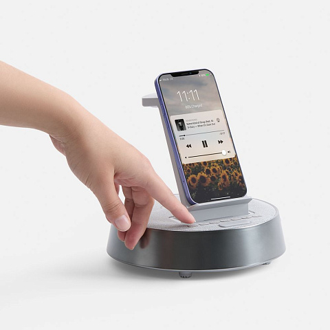 Bluetooth-колонка с беспроводной зарядкой и часами netEnergy, серая - рис 11.